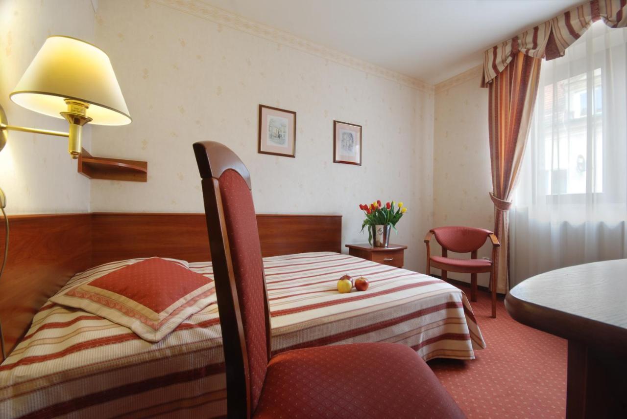 Hotel Basztowy Сандомир Стая снимка